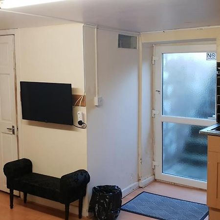 Private Basement Studio Flat With Modern Features Lejlighed Huddersfield Eksteriør billede