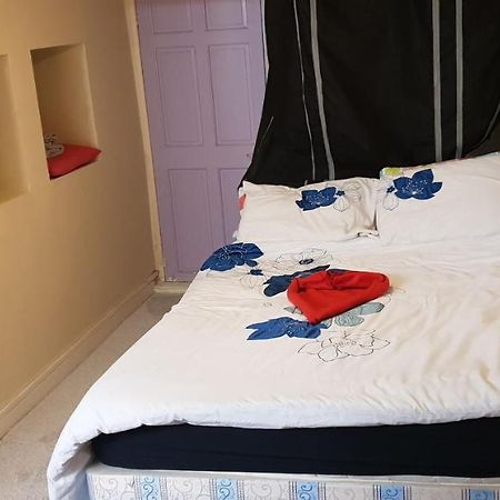 Private Basement Studio Flat With Modern Features Lejlighed Huddersfield Eksteriør billede