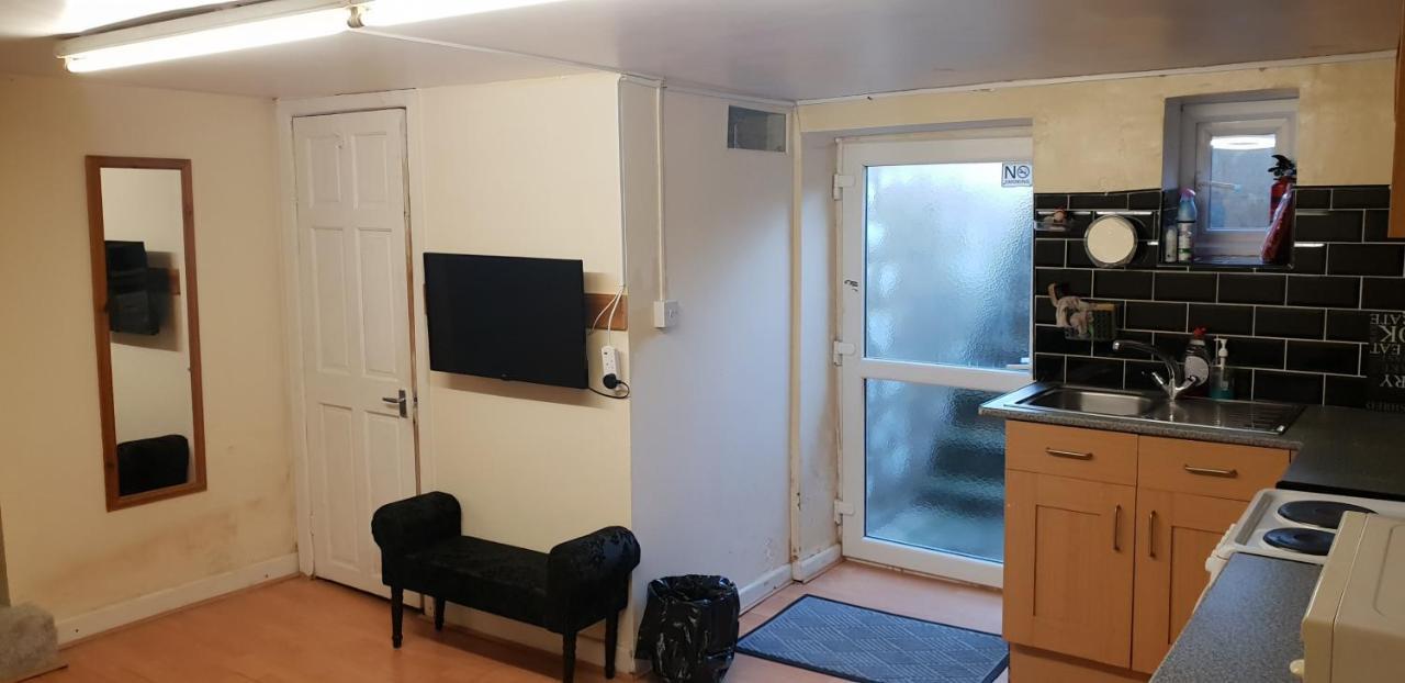 Private Basement Studio Flat With Modern Features Lejlighed Huddersfield Eksteriør billede