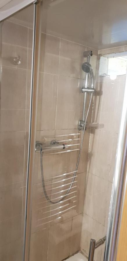 Private Basement Studio Flat With Modern Features Lejlighed Huddersfield Eksteriør billede
