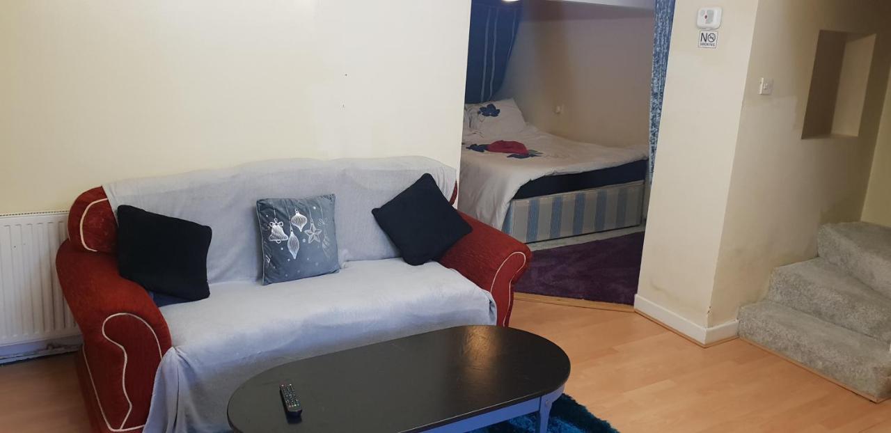 Private Basement Studio Flat With Modern Features Lejlighed Huddersfield Eksteriør billede