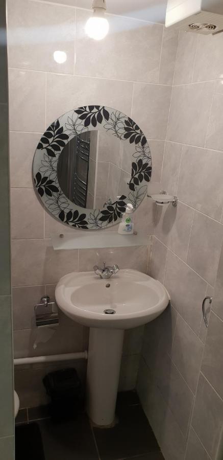 Private Basement Studio Flat With Modern Features Lejlighed Huddersfield Eksteriør billede