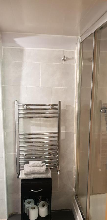 Private Basement Studio Flat With Modern Features Lejlighed Huddersfield Eksteriør billede