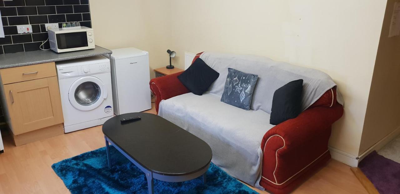Private Basement Studio Flat With Modern Features Lejlighed Huddersfield Eksteriør billede