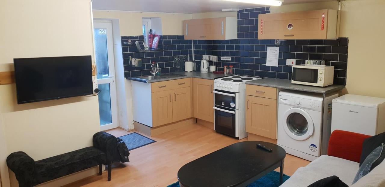 Private Basement Studio Flat With Modern Features Lejlighed Huddersfield Eksteriør billede