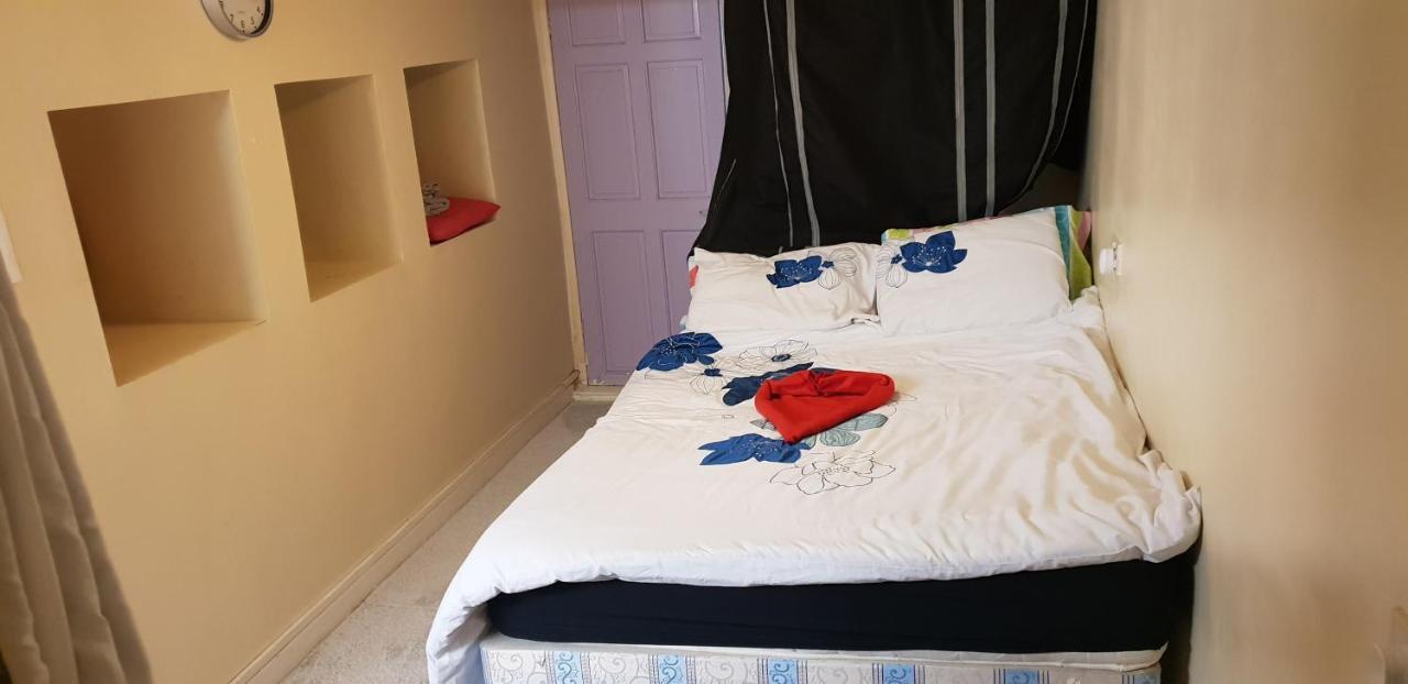 Private Basement Studio Flat With Modern Features Lejlighed Huddersfield Eksteriør billede